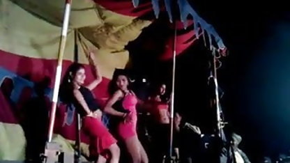 சோஃபி டீ வெட் டீ முலைக்காம்பு இந்தி டப்பிங் செக்ஸ் வீடியோ அழகைக் காட்டுகிறது