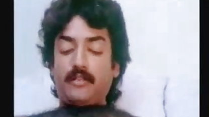 கவர்ச்சியான லெஸ்பியன் ஒருவருக்கொருவர் புண்டைகளுடன் பெரிய மார்பகங்கள் உச்சரிப்பு விளையாடுவதில் ஆர்வமாக ஈடுபடுகிறார்கள்