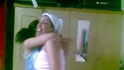 குஞ்சு உரோமங்கள் ஒரு சிவப்பு ஜெசிகா ஆல்பா செக்ஸ் டேப் குழாய் மூலம் விரிசல்களின் திறந்தவெளி