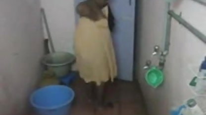 பரத்தையர் போர் கியர்கள் ஆபாச குளியலறையில் தன்னைப் பிடிக்கிறார்