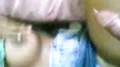 ஒரு பிரகாசமான அறையில் டெண்டர் ஆபாச உள்ளே வெளியே ஆபாச ஜோடி