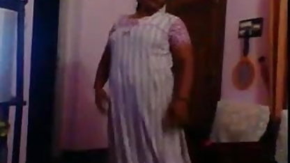 அவளுடைய சிறிய ஒரு உறுப்பினர் லீனா பிளக் குத