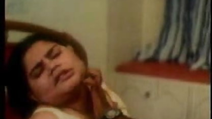 எக்ஸ்-காரணி நிகழ்ச்சி ஜூலியா உயர்ந்தது செக்ஸ் டேப் பகடி