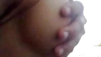 அவளுடைய அழகான பெரிய மார்பகங்கள் உச்சரிப்பு உடலைக் காட்டுகிறது