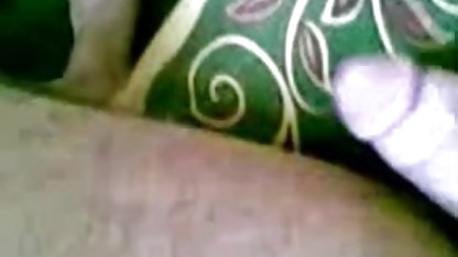 கவர்ச்சியான பெண் ஒரு சைக்ளேமன் டில்டோவுடன் சுயஇன்பம் செய்கிறாள், அது அவளுக்குப் பதிலாக பெரிய துணியைத் தேடுகிறது பிராண்டி காதல் உளவாளி