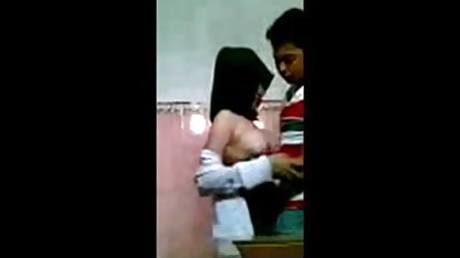 சிற்றின்ப உள்ளாடையுடன் ஒரு பெண் ஆண்கள் வரும் தெலுங்கு செக்ஸ் வீடியோ பாடல் வரை தனது காதலியுடன் உல்லாசமாக இருக்கிறாள்
