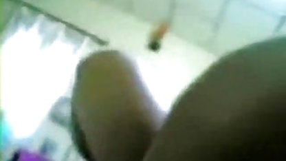 படுக்கையில் அழகான பெண் ஆபாச பாலியல் உணவு