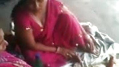 எரியும் அழகி ஒரு சன்னி லியோன் செக்ஸ் படம் டிக் மீது குதிக்கிறது