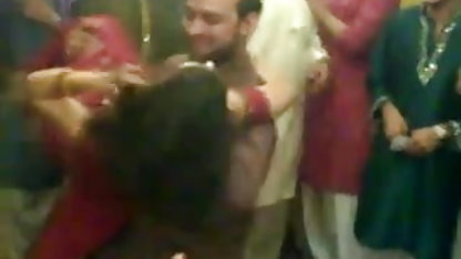 மழையில் மியா தேசி செக்ஸ் காதல் ஸ்கார்லெட்