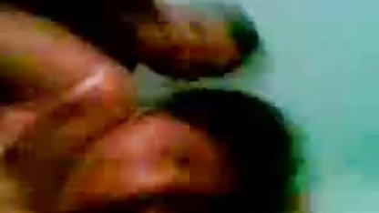 கறுப்பு கிளாசிக் ஆபாச காலுறைகளில் கும்பல் வேசி துளைகள்