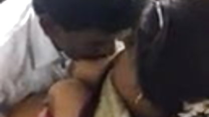 தசைகள் கொண்ட ஒரு நீண்ட ஹேர்டு ஆண் மற்றும் அவரது இரண்டு பெரிய என் அழுத்தி ஸ்டைலெட்டோஸ் பெண்கள்