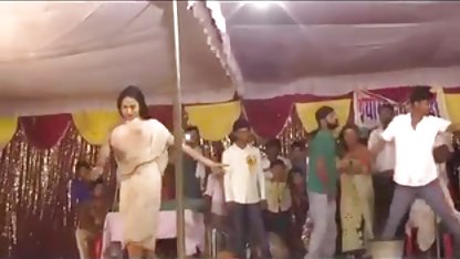 பெண் உற்சாகமாக ரான், ஜெர்மி திரைப்படங்கள் இருக்கிறாள்