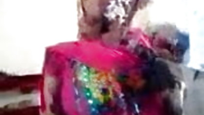 ஹிட்சைக்கிங் பொன்னிற ஒரு காரில் சிற்றின்ப செக்ஸ் காட்சிகளை உறிஞ்சும்
