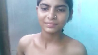 கவர்ச்சியான குழந்தை தனது கூந்தல் மசாஜ் ஆபாச நண்பரை எல்லா இடங்களிலும் கொடுத்தது