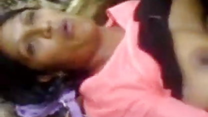 மார்லி பாலிவுட் ஆபாச திரைப்படங்கள் தனது காதலனுடன் ஹோட்டலில் வருகிறாள்