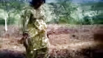 குழந்தை ஒரு அதிர்வு மூலம் பெரிய கருப்பு பூல் படங்கள் தூண்டப்பட்டு ஒரு குறுகிய பிளவுபட்டது