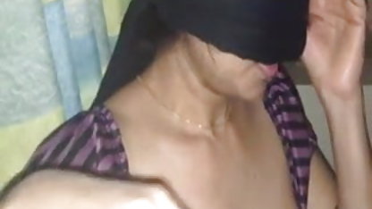 முதிர்ந்த பொன்னிற மாமியின் வயது படம் இளைஞனின் டிக் உறிஞ்சும்