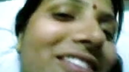 மூன்று விரிசல்களிலும் முழு ஆபாச குழாய் மூன்று ஆண்கள் ஒரு வயதான பெண்ணைப் பிடித்தார்கள்