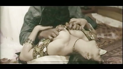 கருப்பு காதலன் மற்றும் மியா கலிபா நீல படம் ஒல்லியான பொன்னிற