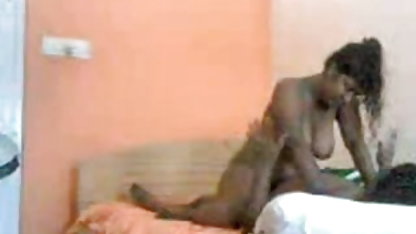 ஒரு அடிமை அழகான பெண் வீடியோ எக்ஸ் மீது இரண்டு எஜமானிகள்