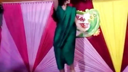 ஒரு வலிமையான மனிதனின் செக்ஸ் திரைப்படங்கள் குழாய் கைகளில் கவர்ச்சியான பதனிடப்பட்ட குழந்தை