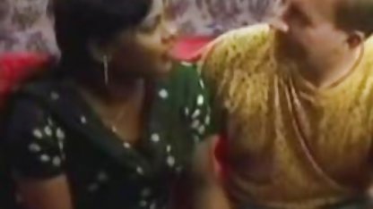 செல்சிக்கும் லானெட்டிற்கும் கொரிய வயது படம் மூன்றுபேர் உள்ளனர்