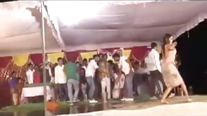 சூடான இருபால் பெண்களுடன் பேங் பின்னற்பட்டி படம்