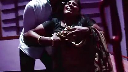 சிற்றின்ப தைரியமாக ஆபாச மசாஜ் அல்லது இளம் குஞ்சுடன் செக்ஸ்