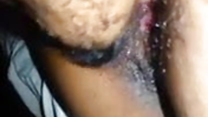 தோல் சோபாவில் ஆர்வமுள்ள லீனா பிளக் நிர்வாணமாக மூவரும்