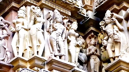 ஒரு சோபாவில் ஒரு சிற்றின்ப ஜோடியின் கன்னமான வெள்ளரிக்காய் பெரிய மார்பகங்கள் செக்ஸ்