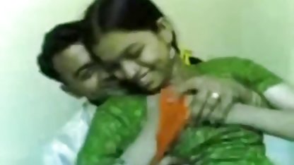 தட்டச்சுப்பொறியுடன் நிர்வாண கடற்கரை பேப்ஸ் பெண் நிக்கி பென்ஸ் தனது கைகளால் மட்டுமல்ல, எப்படி வேலை செய்வது என்று தெரியும்