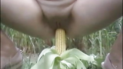குறுகிய வெள்ளை உடையில் அழகான பெரிய மார்பகங்கள், கேம் பெண்