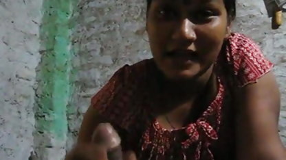 இளம் பசு மாடுகளின் நான்கு முறை களியாட்டம் கொண்டு ஆபாச உளவாளி